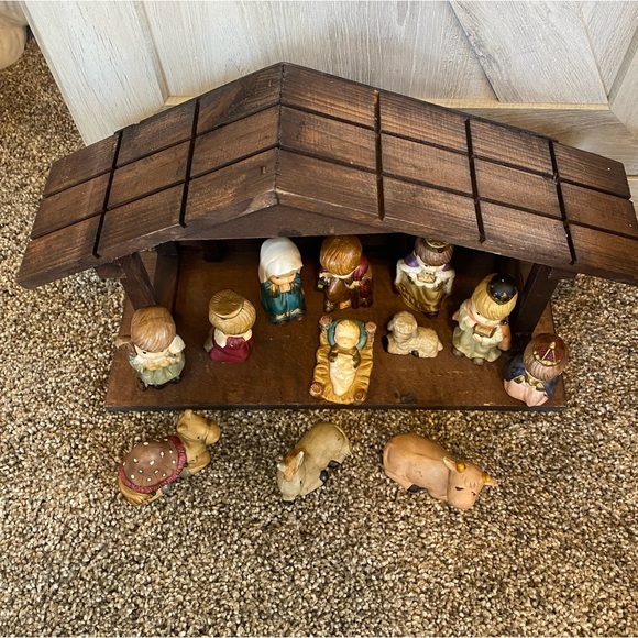 1970s Trimmings Etc Porcelain religious thirteen piece Christmas nativity - Picture 9 of 14